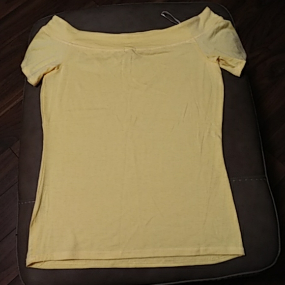 Guess off the shoulder T-shirt. M. NWOT - Picture 4 of 4